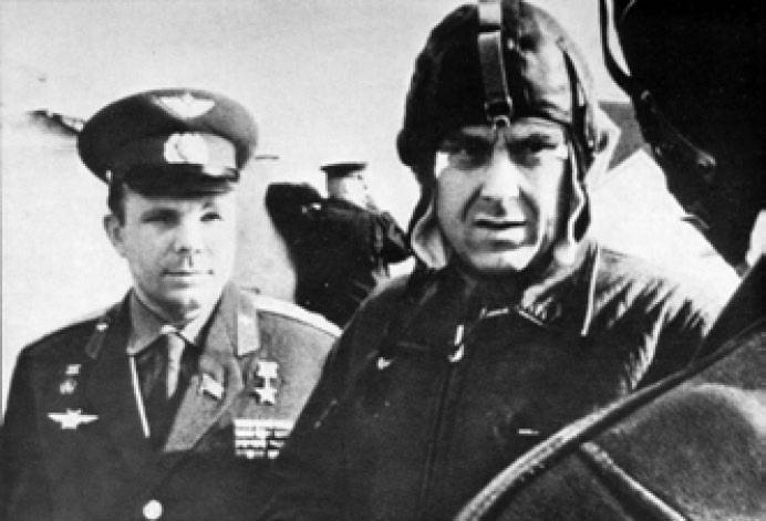 В. М. Комаров и Ю. А. Гагарин на аэродроме. 1964 В. М. Комаров и Ю. А. Гагарин на аэродроме. 1964